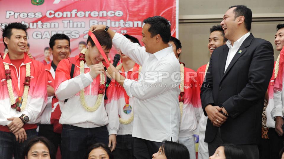 Pasangan ganda putra Angga-Ricky memperlihatkan medali kebanggan dari SEA GAMES Singapura.